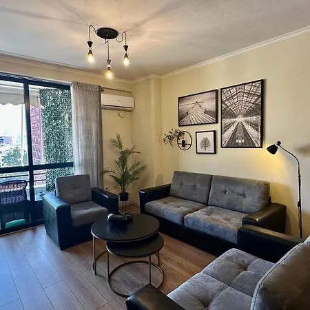 Lucy's In Center Apartment