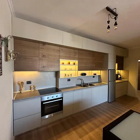 Lucy's In Center تيرانا